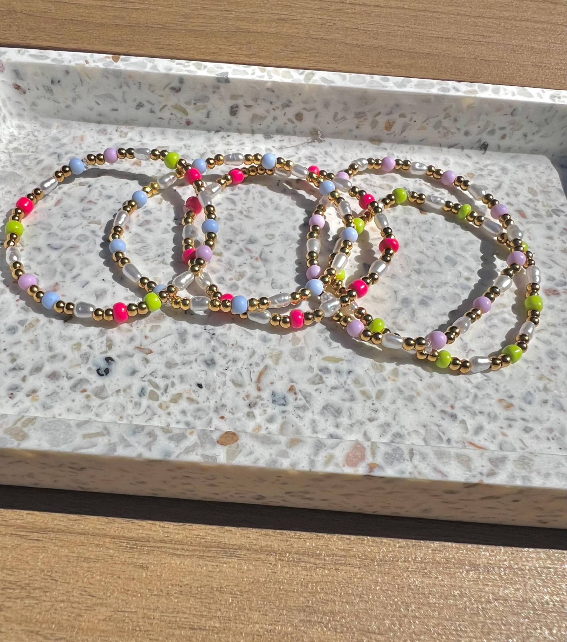 Bunte Perlenarmbänder, Neon - Und Pastellfarben, Geschenkidee, Gold Silberarmbänder, Pastellperlenarmband, Freundin, Sommer von PerlerieByNadine