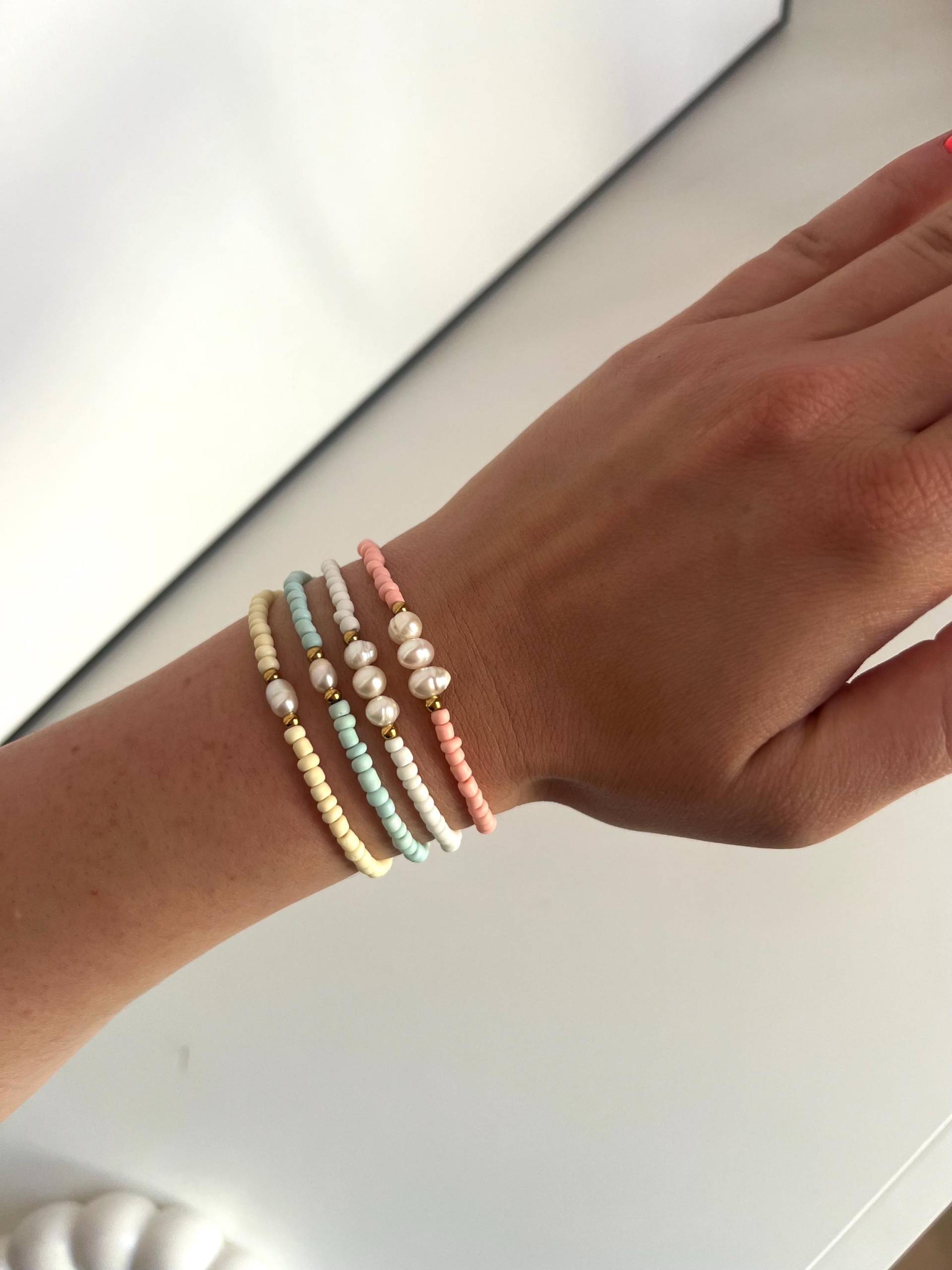 Buntes Perlenarmband, Personalisiertes Pastellfarben, Geschenkidee Freundin, Schwester, Frau, Süßwasserperlenarmband von PerlerieByNadine