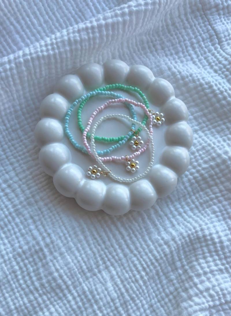 Perlenarmbänder in Verschiedenen Farben Mit Blumenanhänger, Geschenkidee, Personalisiertes Armband, Pastellfarben von PerlerieByNadine