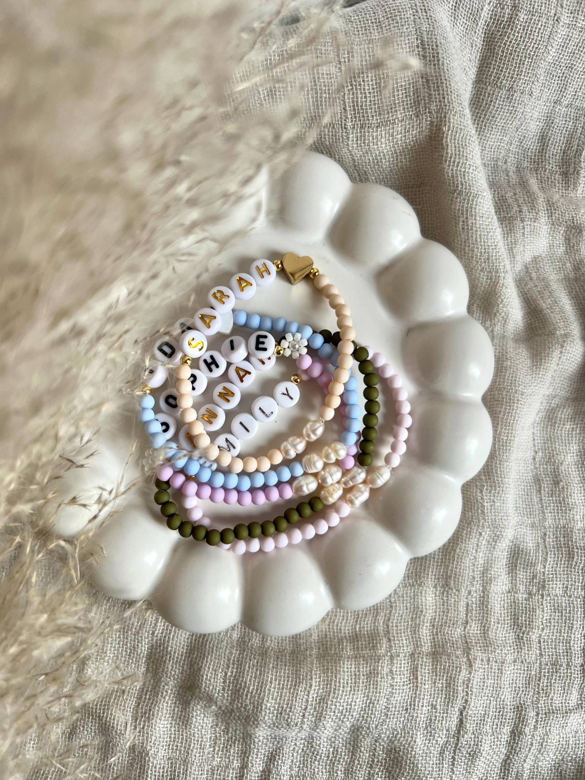 Personalisiertes Perlenarmband, Buntes Kinderarmband, Geschenkidee, Süßwasserperlen, Freundschaftsarmband von PerlerieByNadine