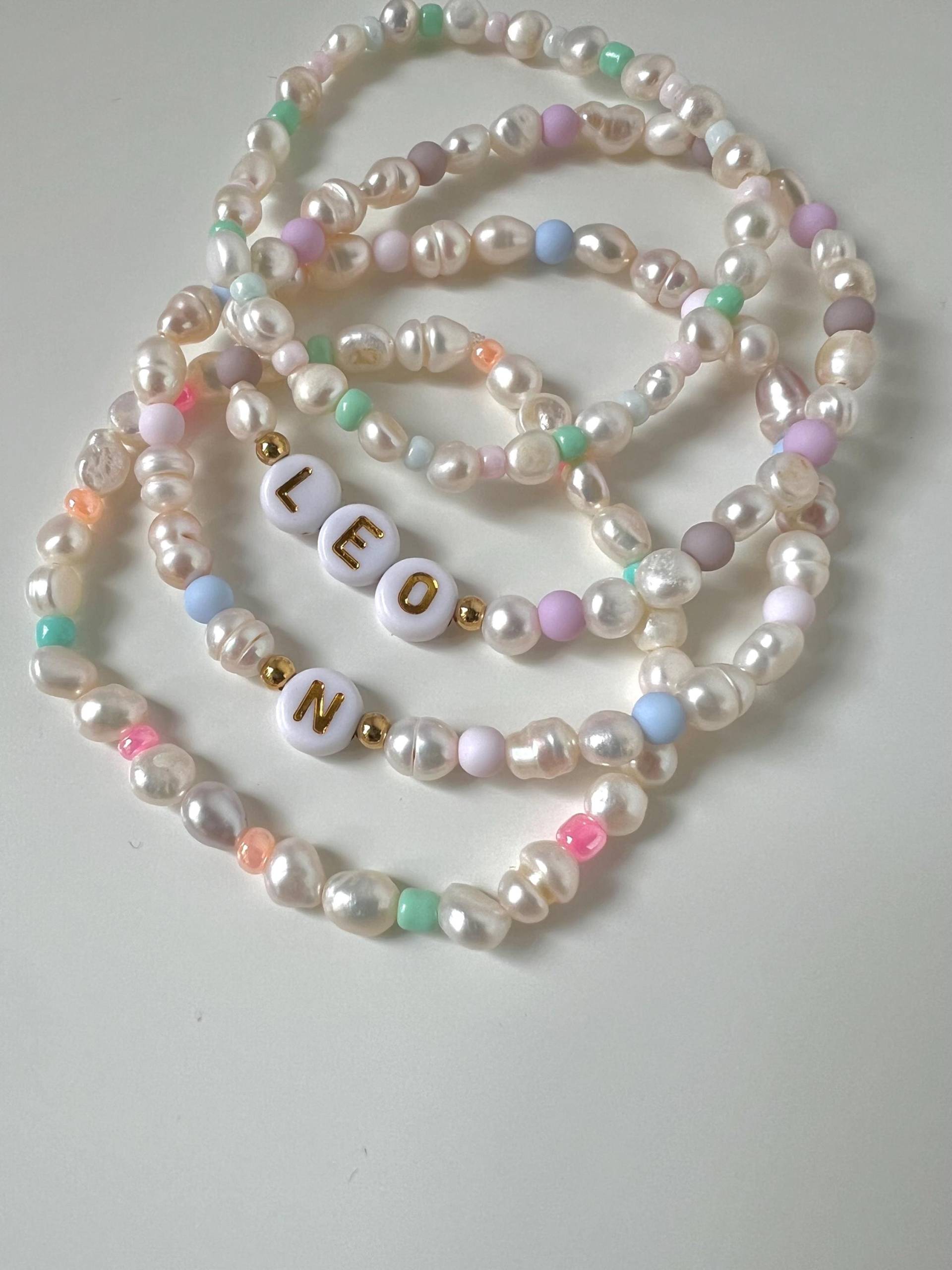 Personalisiertes Perlenarmband, Buntes Kinderarmband, Geschenkidee, Süßwasserperlenarmband, Freundschaftsarmband von PerlerieByNadine