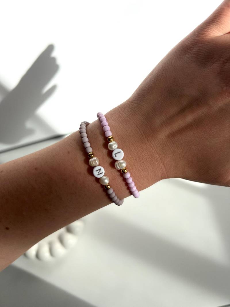 Personalisiertes Perlenarmband, Buntes Süßwasserperlenarmband, Perlenschmuck, Buchstabe, Initialen, Geschenkidee von PerlerieByNadine