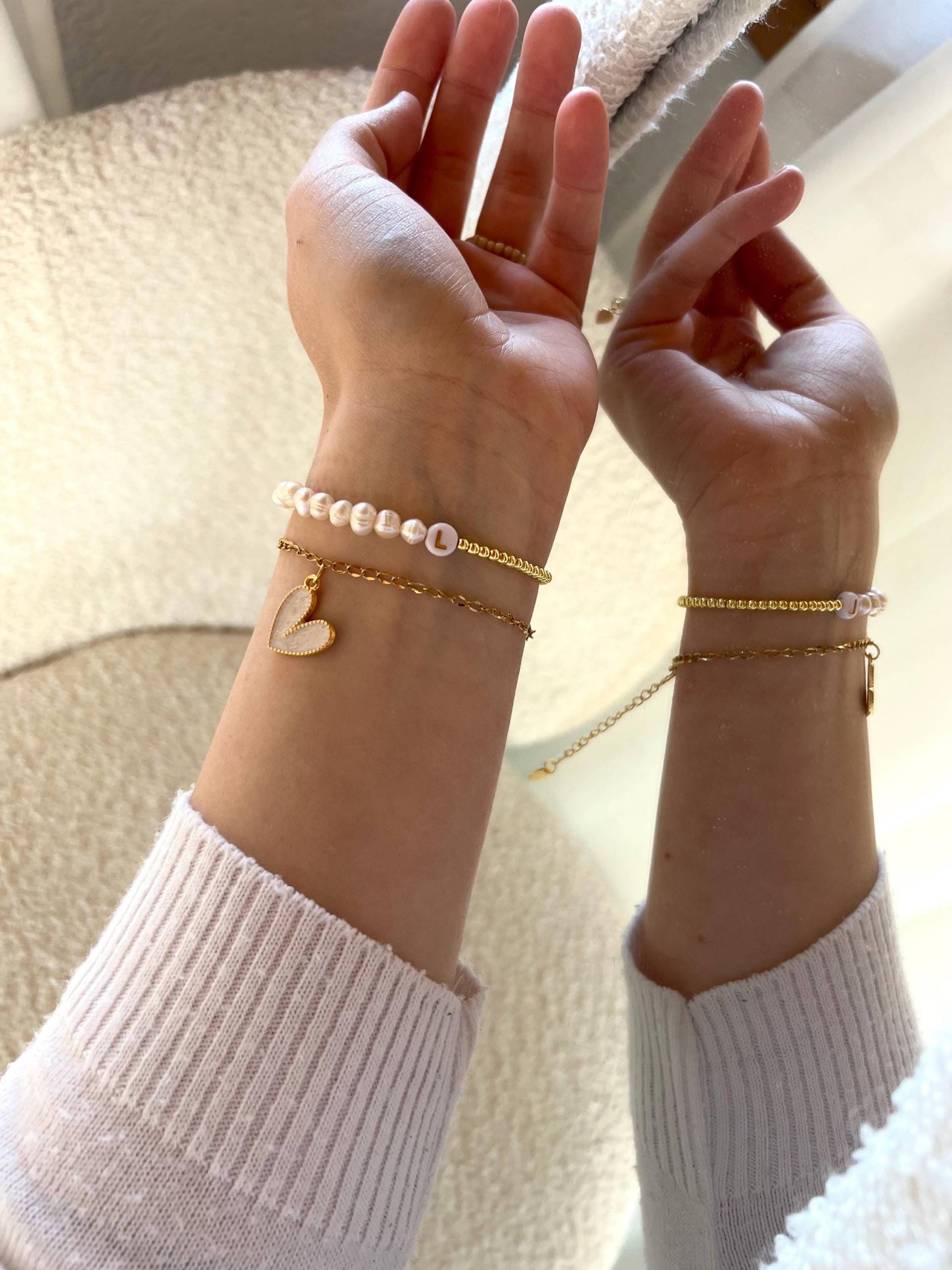 Personalisiertes Perlenarmband Aus Süßwasserperlen Und Rostfreiem Edelstahlperlen, Geschenkidee, Freundschaftsarmbänder, Initialen von PerlerieByNadine