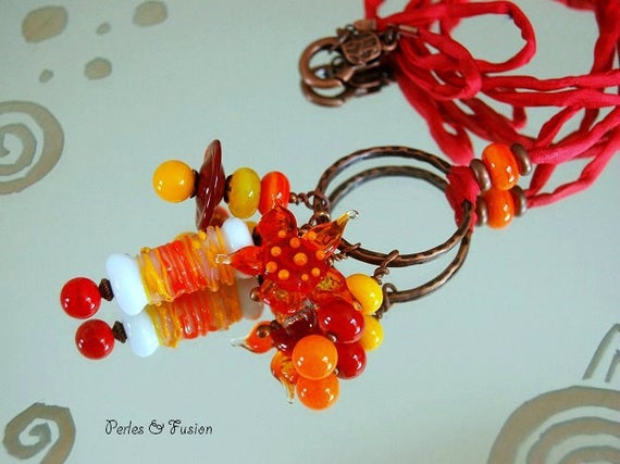 Lange Halskette Aus Glasgesponnenem Glas Mit Einer Lampe Und Kupfer Glasdraht, Rot-Orangefarbene Sautoir-Halskette, Lange Muranoglas, Glasblume Lange Halskette Aus Glasgesponnenem Glas Mit Einer Lampe Und Kupfer Glasdraht, Rot-Orangefarbene Sautoir-Halskette, Lange Muranoglas, Glasblume von PerlesFusion