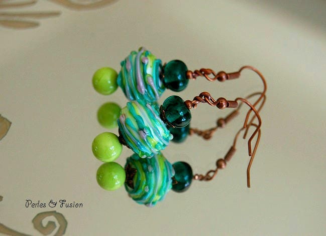 Ohrringe Aus Gesponnenem Glas Und Kupfer Glasdraht Lila/Weiß/Grün, Muranoglas Kupfer, Kleine Handgefertigte Glasohrringe Ohrringe Aus Gesponnenem Glas Und Kupfer Glasdraht Lila/Weiß/Grün, Muranoglas Kupfer, Kleine Handgefertigte Glasohrringe von PerlesFusion