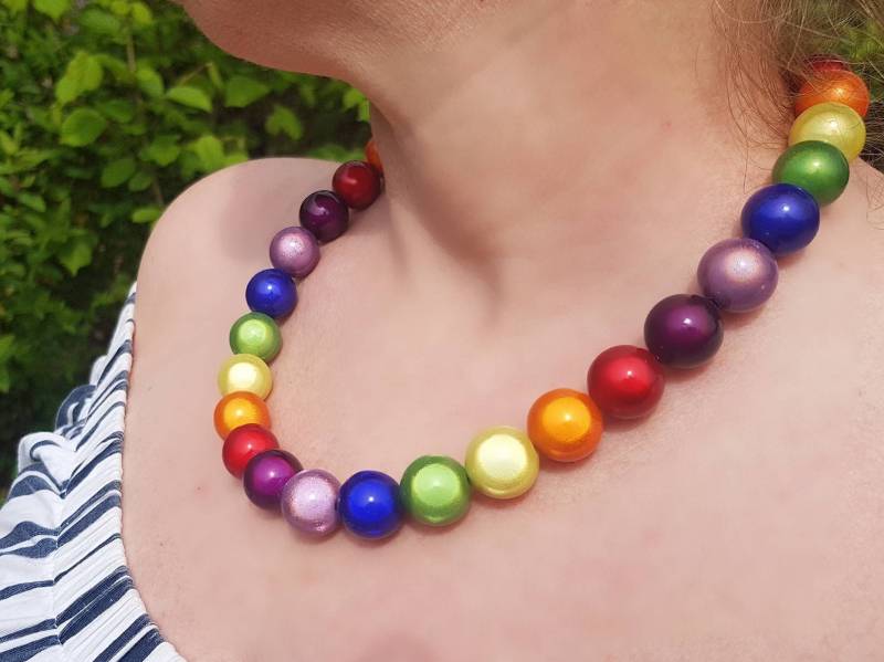 Regenbogen Wunder Perlenkette, Klobige Große Perle Bunte Festival Halskette, Reflektierender Schmuck, Stolz Oder lbgtq Geschenk Für Frauen von PerlesMagiquesDevon