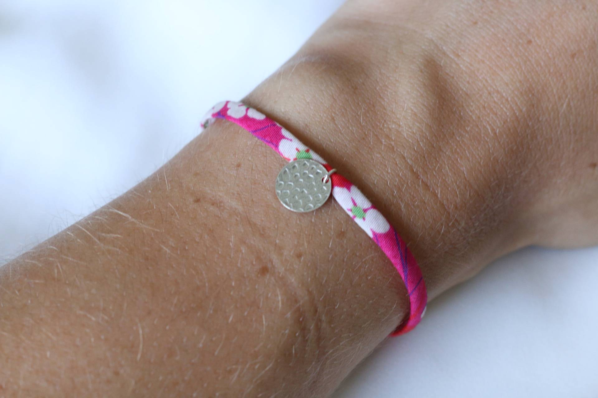 Armband Aus Liberty-stoff, Rund Gehämmert 925Er Silber, Liberty-Kordel Armband Aus Liberty-stoff, Rund Gehämmert 925Er Silber, Liberty-Kordel von PerlesPompons