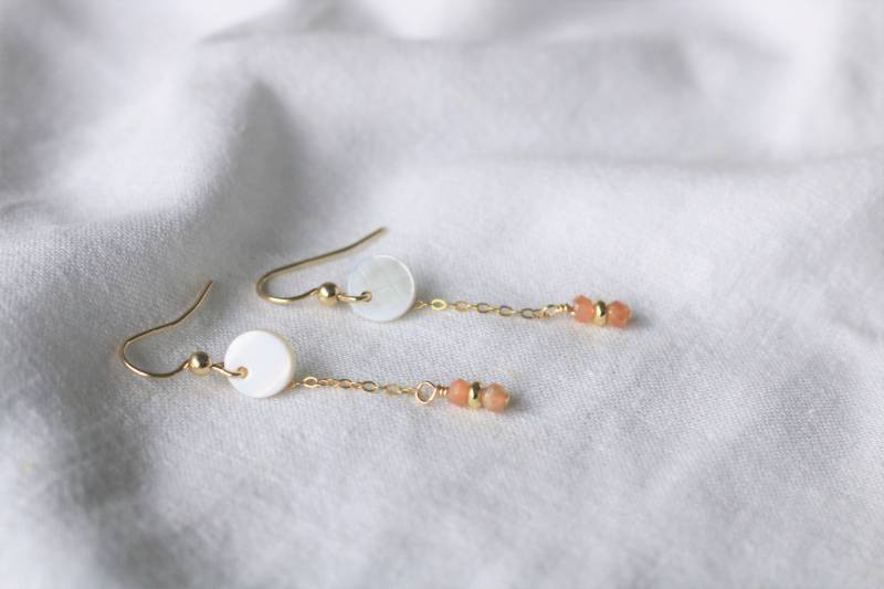 Feine Ketten-Ohrringe Aus Gold Gefüllt, Mondstein-Ohrringe, Runde Perlweiße Ohrringe Feine Ketten-Ohrringe Aus Gold Gefüllt, Mondstein-Ohrringe, Runde Perlweiße Ohrringe von PerlesPompons