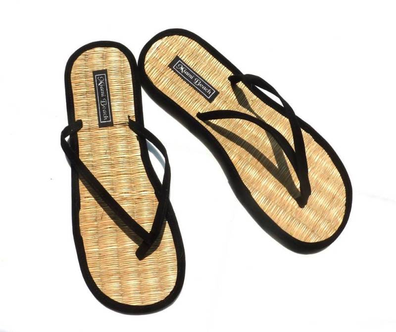 Flip-Flops Aus Reisstroh Mit Schwarzen Samtriemen | Neu Flip-Flops Aus Reisstroh Mit Schwarzen Samtriemen | Neu von Perlesdailleurs