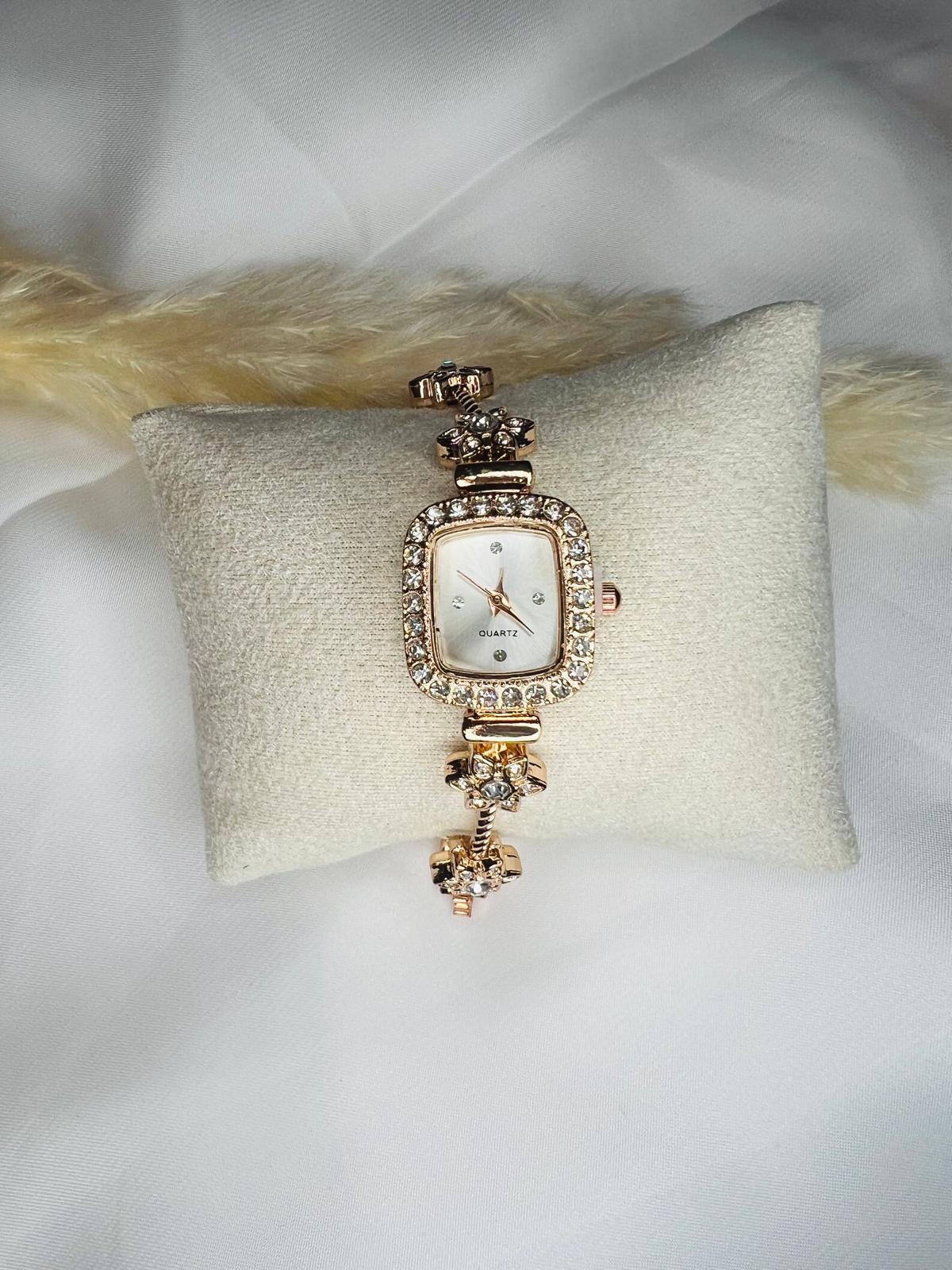 Armbanduhr in Gold Mit Steinchen/Accessoires Geschenk Geschenkidee Muttertag Armbanduhr in Gold Mit Steinchen/Accessoires Geschenk Geschenkidee Muttertag von PerlglanzEU