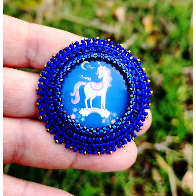 Blue Unicorn Glass Cabochon Brooch With Sparkling Rhinestone Chain - Handcrafted Fantasy Jewelry Seed Beads von PerlineHandMade