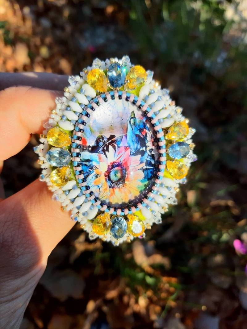 Elegant Rhinestone Brooch With A Vintage Touch - Perfect For Jackets & Beyond von PerlineHandMade
