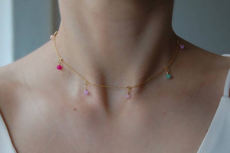 14 K Goldfilled Kette Mit Mehreren Anhängern in Bunten Pastellfarben von Perllotti