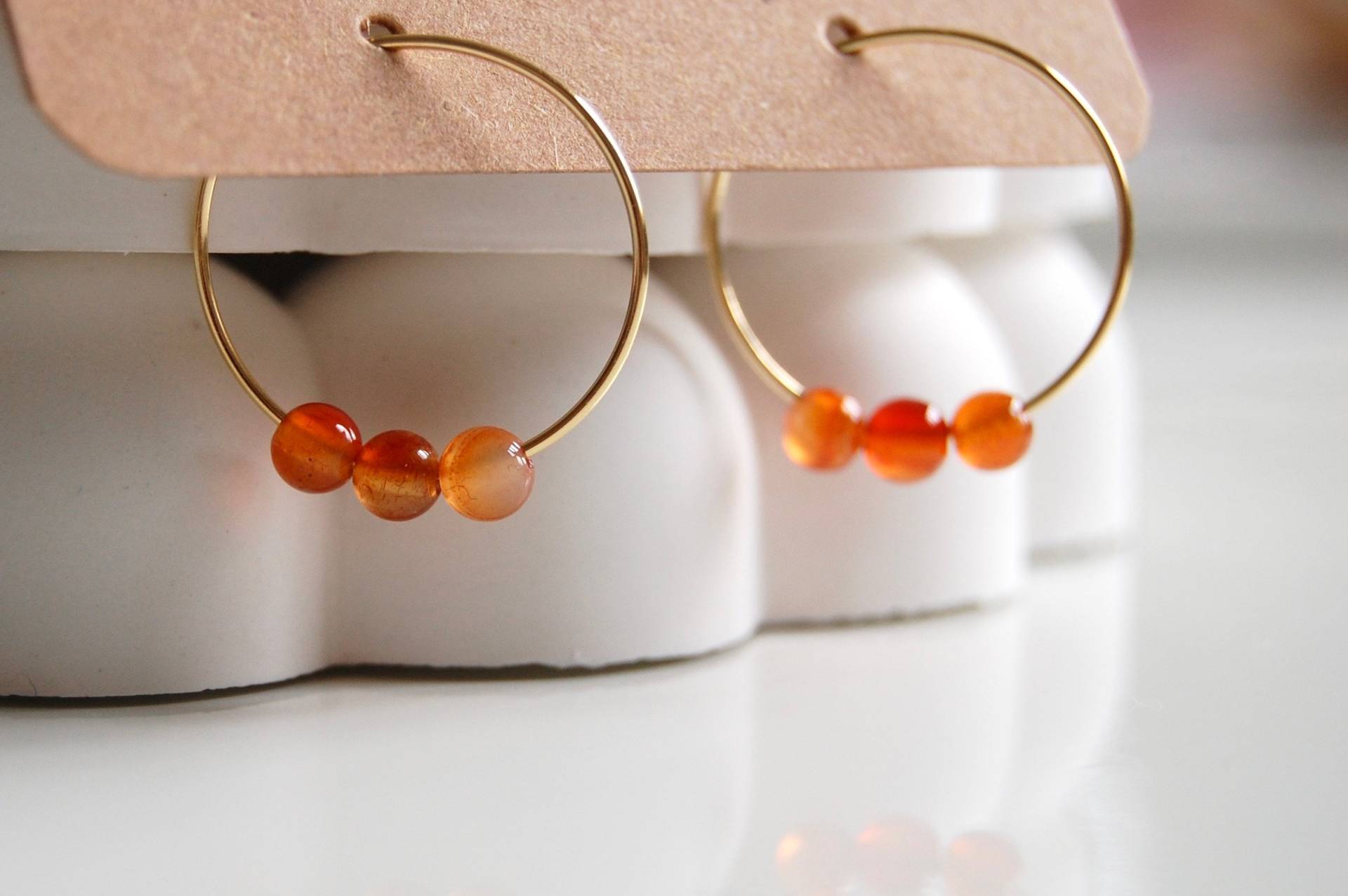 Dünne Creolen Mit Orangenen Karneol Edelsteinen Dünne Creolen Mit Orangenen Karneol Edelsteinen von Perllotti