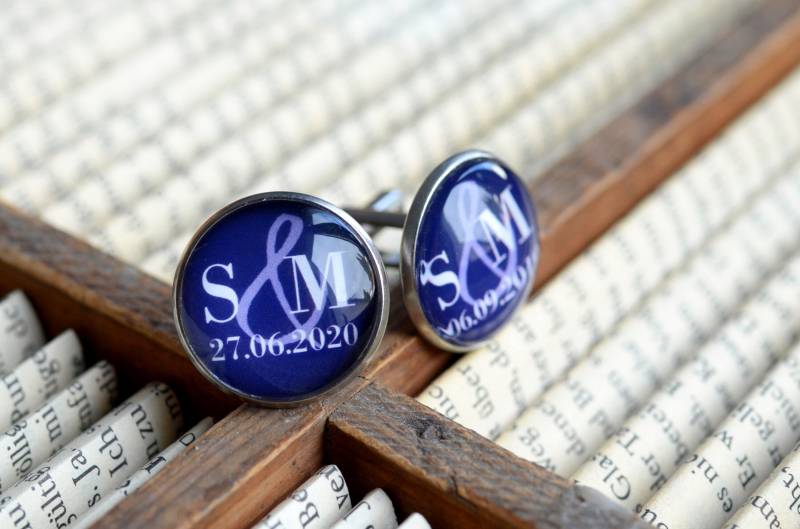 Edelstahl Manschettenknöpfe Personalisierbar Mit Monogramm - Farbwahl Schwarz, Weiß Oder Blau Geschenk Bräutigam Verlobter von Perlokraphy