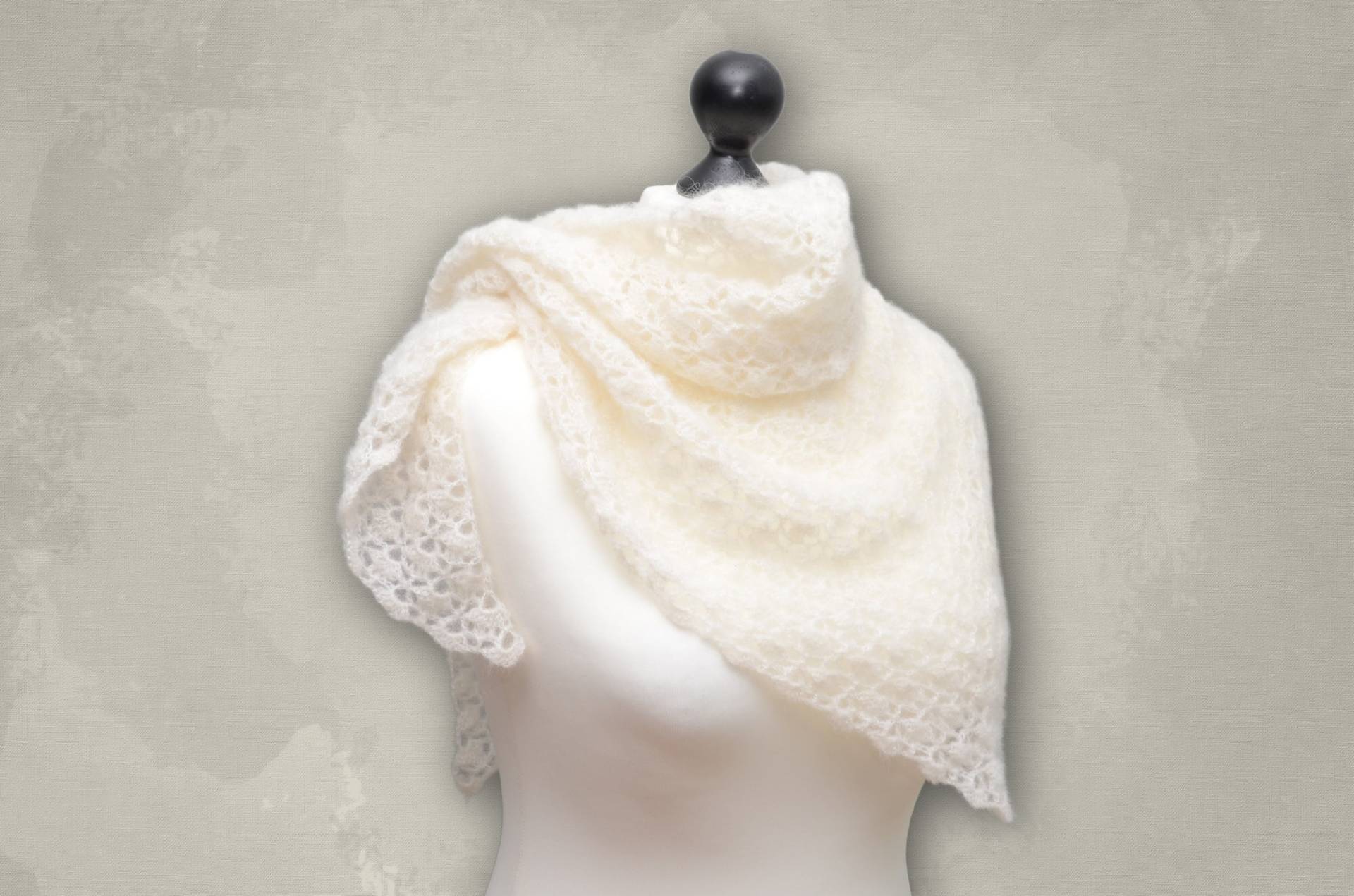 Gehäkeltes Tuch Für Die Winterbraut - Wollweißes Dreieckstuch Schultertuch Aus Mohair Häkelspitze von Perlokraphy