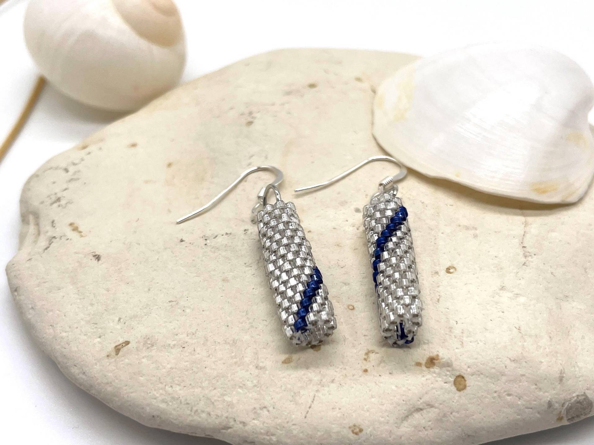 Tilla - Ohrringe Aus Silberfarbenen Und Blauen Miyukiperlen Tilla - Ohrringe Aus Silberfarbenen Und Blauen Miyukiperlen von PerlwerkHamburg