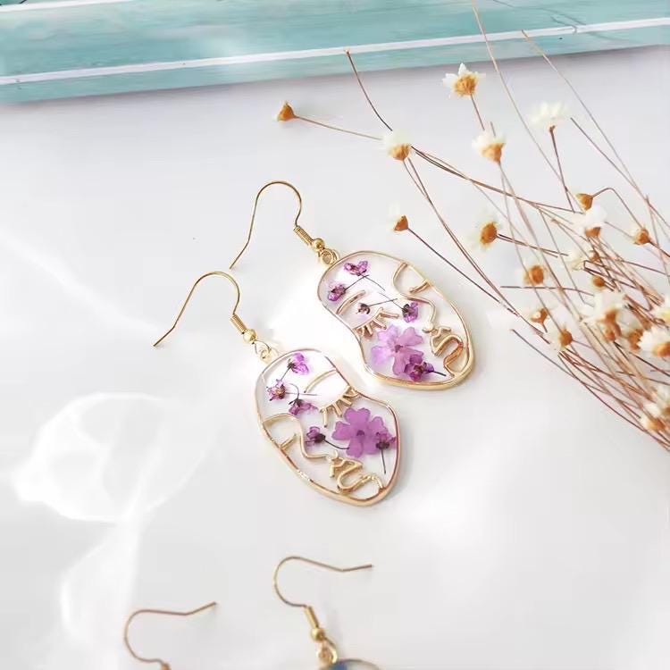 Abstract Face Earrings With Real Flowers - 18K Gold Plated Resin Earrings, Boho Botanical Jewelry, Unique Gift For Her von PerpetuaByAdriana