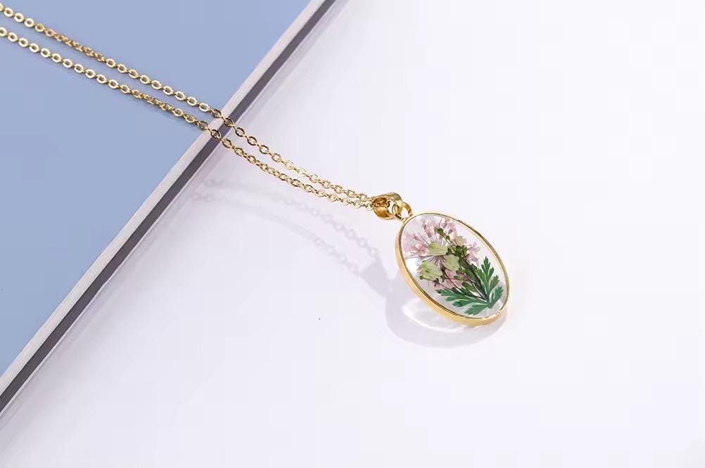Real Flower Resin Necklace - Oval 18K Gold Plated Pendant, Pressed Jewelry, Botanical Gift For Her von PerpetuaByAdriana