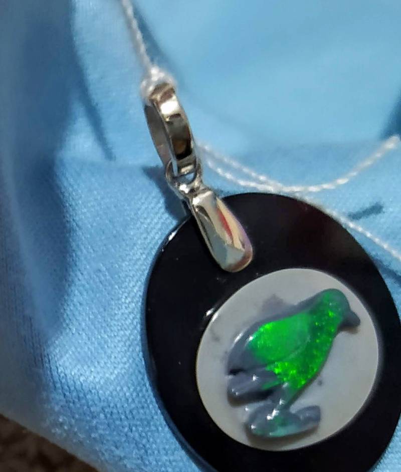 Nettopreis Hkd588-Natürlicher Opal Carving Anhänger | Glücklicher Vogel Grünlich-Besondere Erstaunliche Farbe Mit Einzigartigem Design von PerpetualAAAmmolite