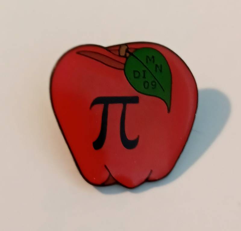Apple Pi Mit Mn Di 09 Auf Dem Blatt Ziel Imagination Revers Hutnadel Souvenir 0483 von PerpetualThingsUS