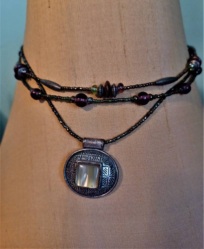 Chicos Silberfarbener Multi Bead Strand Anhänger Mit Abalone, Lila, Burgund, Klare Und Grüne Perlen von PerpetualThingsUS