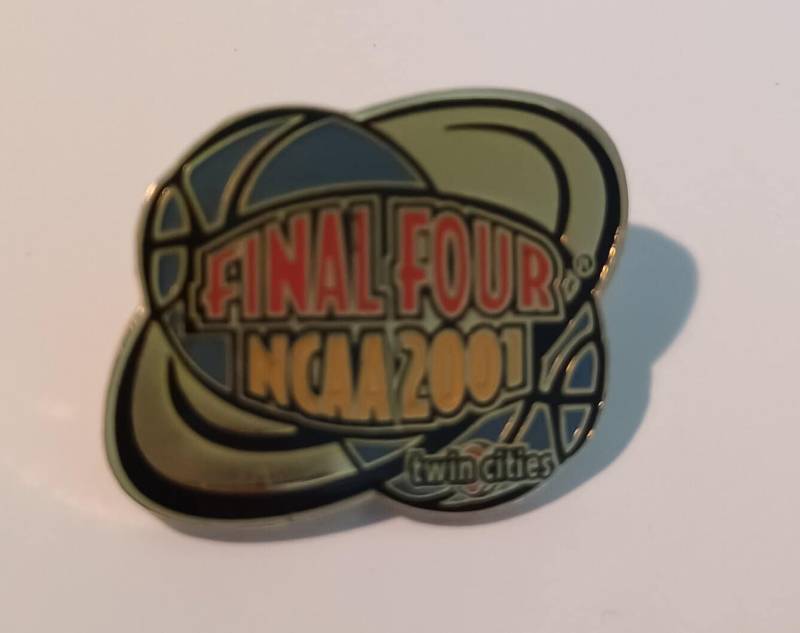 "Final Four Twin Cties" "Ncaa 2001 Revers/Hut Pin Souvenir 0403." von PerpetualThingsUS