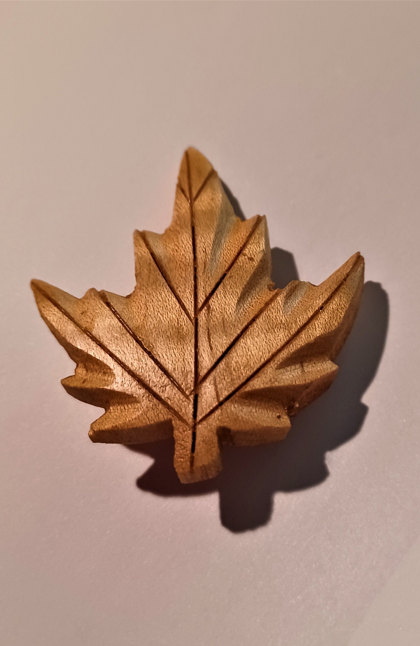Geschnitzte Holz Ahornblatt Revers/Hut Anstecknadel Souvenir Neuheit 0010 Geschnitzte Holz Ahornblatt Revers/Hut Anstecknadel Souvenir Neuheit 0010 von PerpetualThingsUS