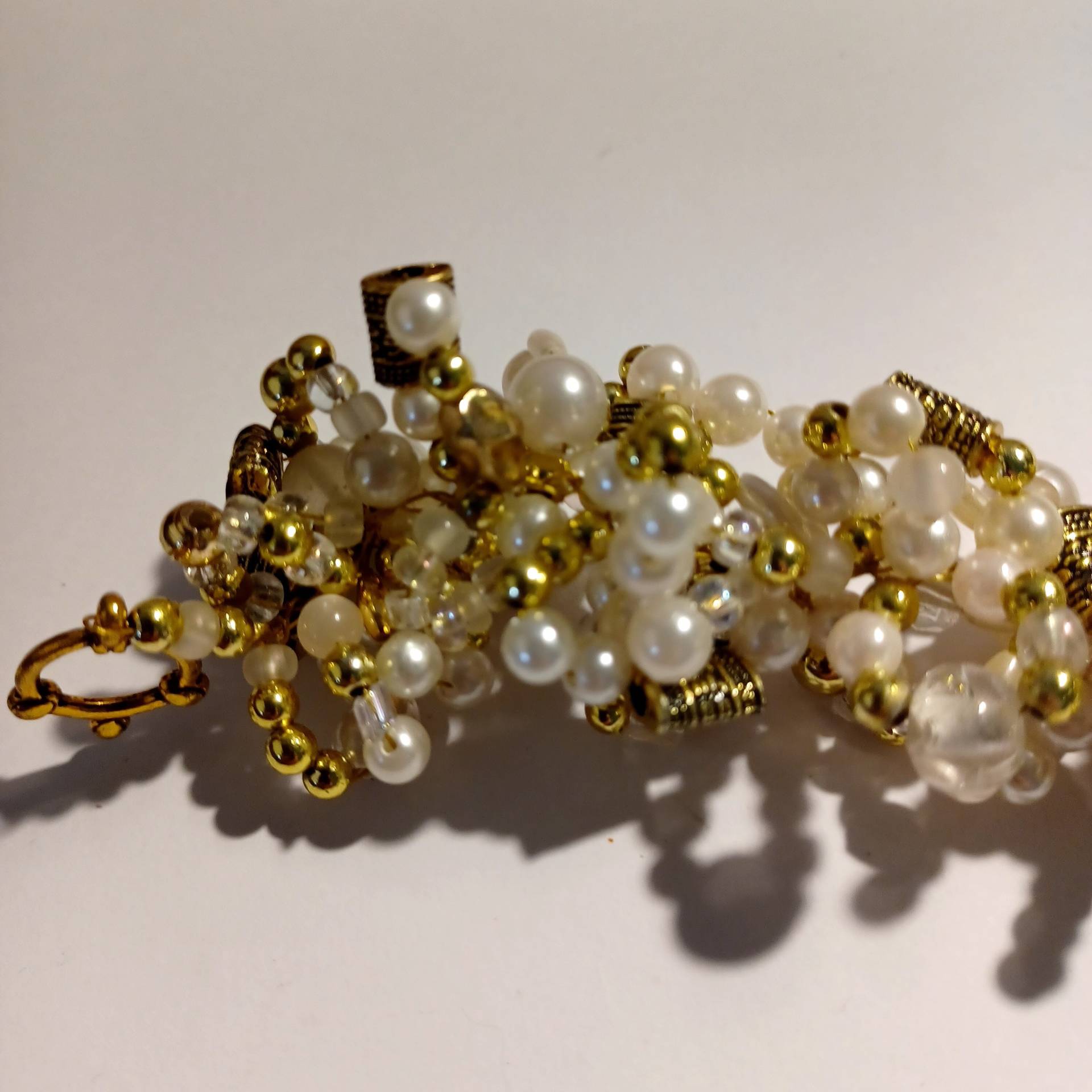 Multi Bead Weiß Und Gold Armband Multi Bead Weiß Und Gold Armband von PerpetualThingsUS