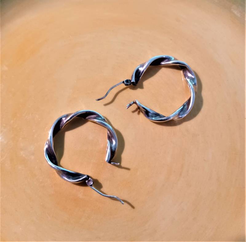 Silber Ton Twisted Durchbohrte Hoop Ohrringe von PerpetualThingsUS