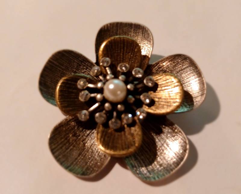 Silberfarbene Metall Blume Floral Faux Perle Klare Strass Anstecknadel/Hutnadel Brosche 0471 von PerpetualThingsUS