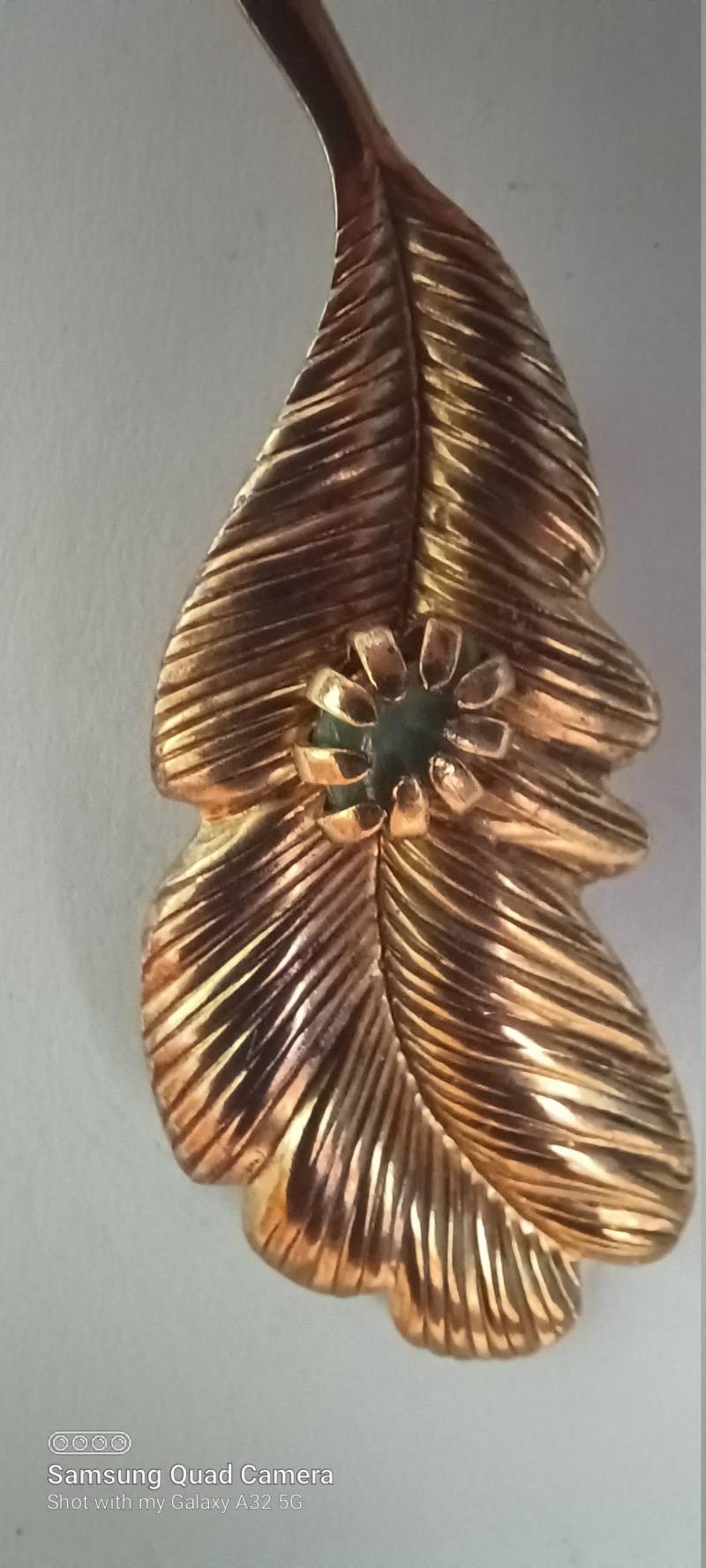Vintage Gold-Ton Blatt-Brosche Mit Grünem Stein Vintage Gold-Ton Blatt-Brosche Mit Grünem Stein von PerpetualThingsUS