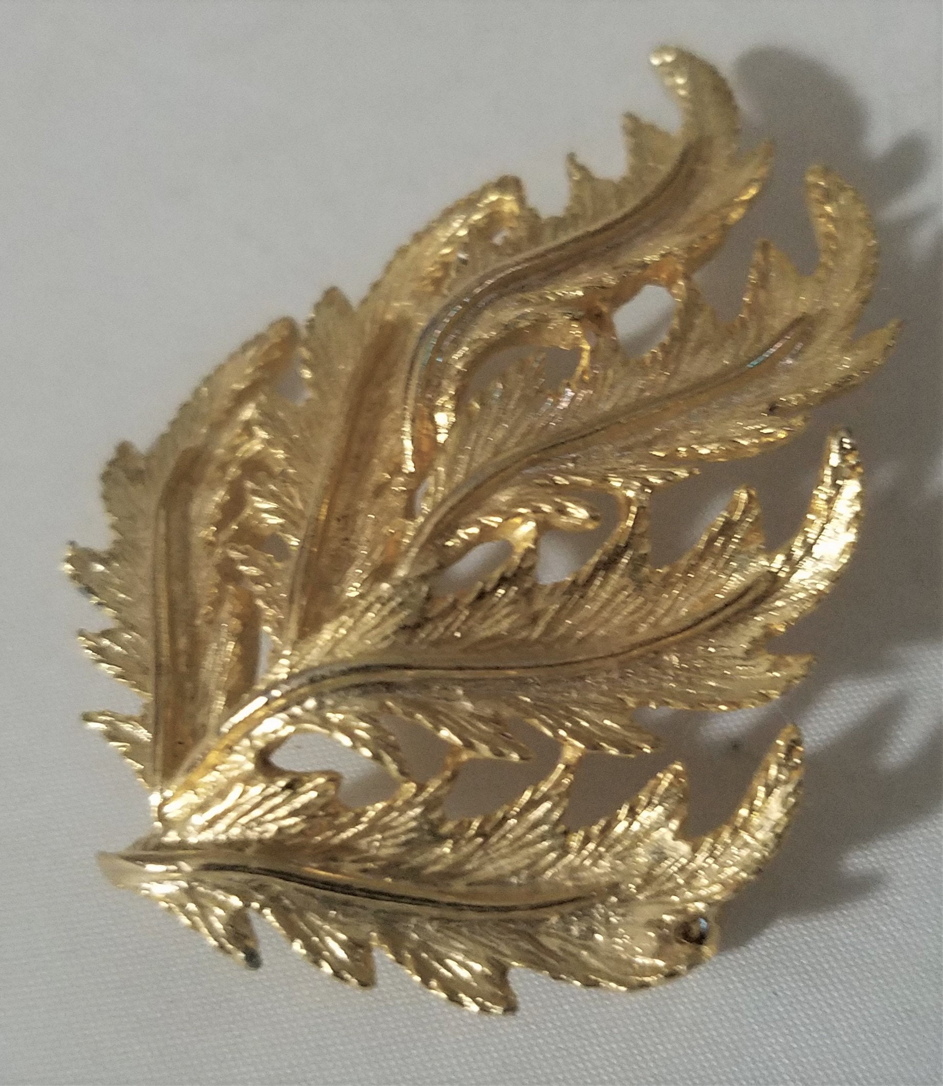 Vintage Goldfarbene Blatt-Brosche Vintage Goldfarbene Blatt-Brosche von PerpetualThingsUS