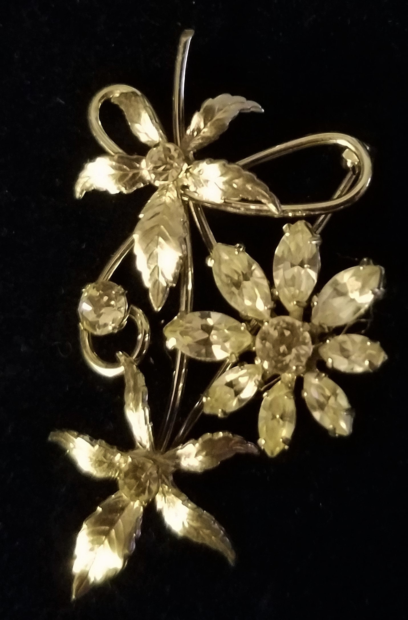 Vintage Silber Ton Strass Blumenbrosche Vintage Silber Ton Strass Blumenbrosche von PerpetualThingsUS
