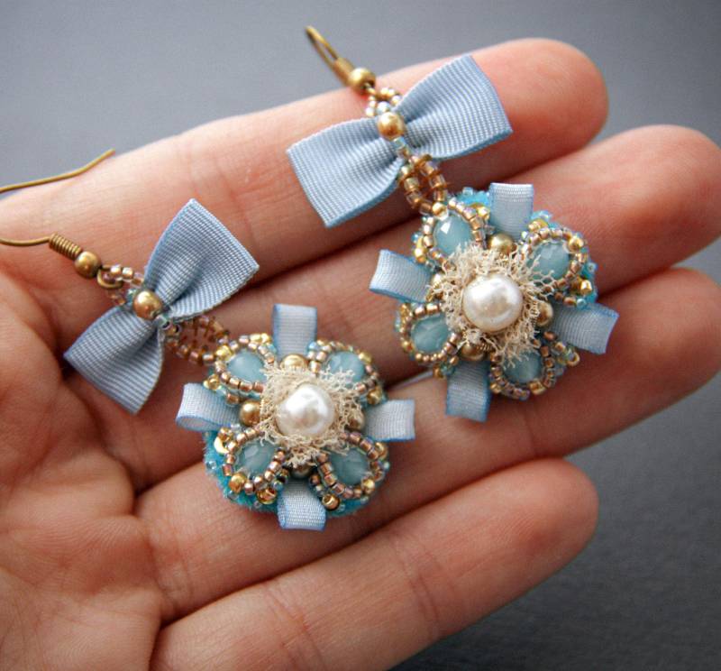 Elegante Rokoko Blaue Seidenband Ohrringe Malteser Kreuz & Bögen von PerseaArt