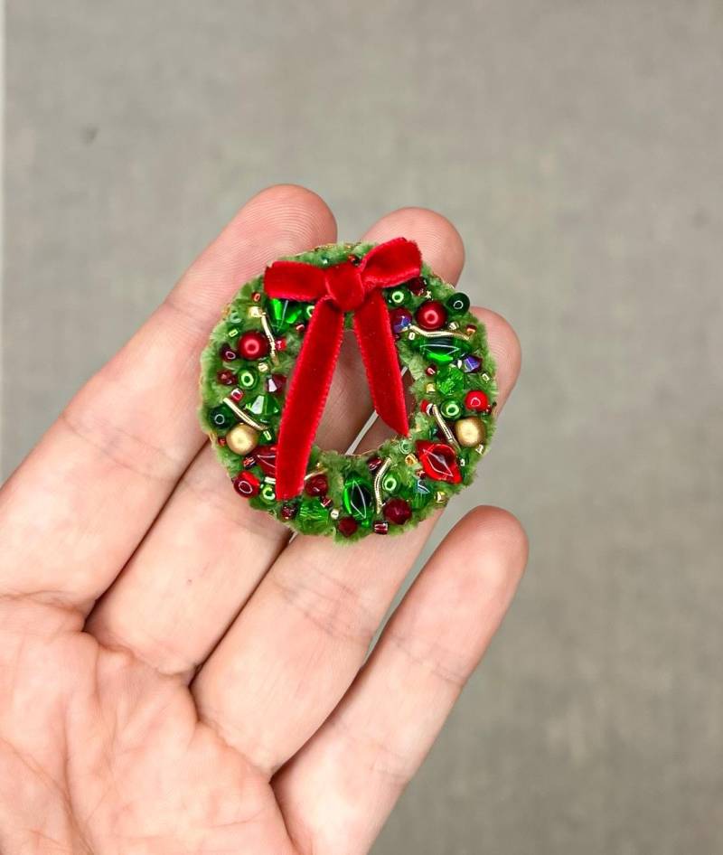 Vintage Inspirierte Weihnachtskranz Brosche, Samt, Glas, Rot & Grün von PerseaArt