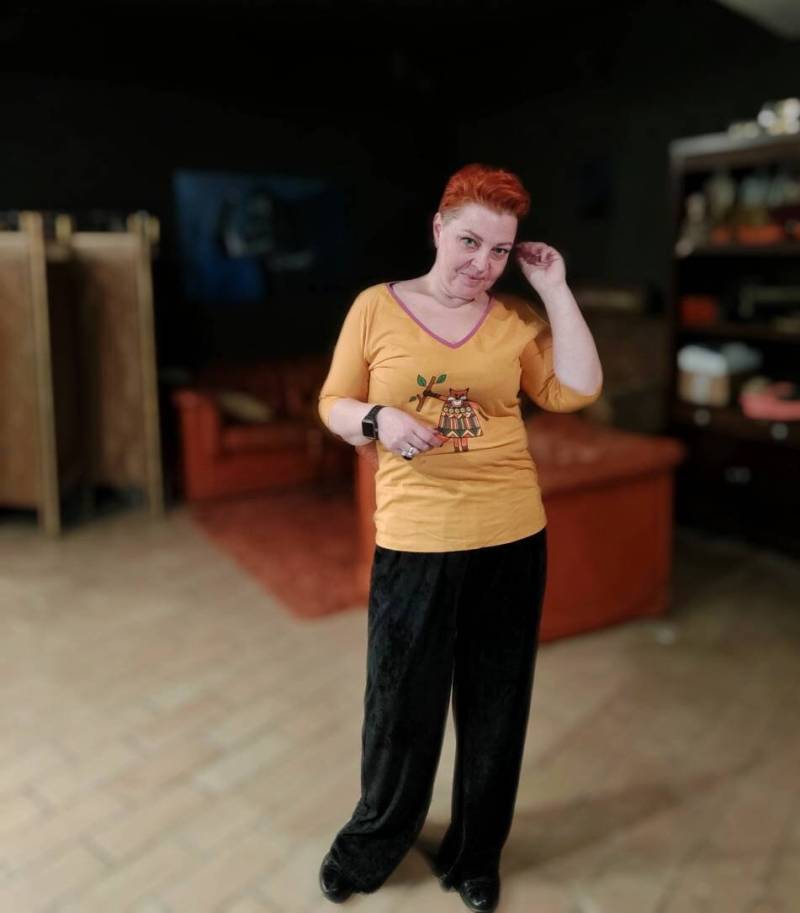 Handbemaltes Damen T-Shirt Einzigartige Tragbare Kunst von Persikeliz