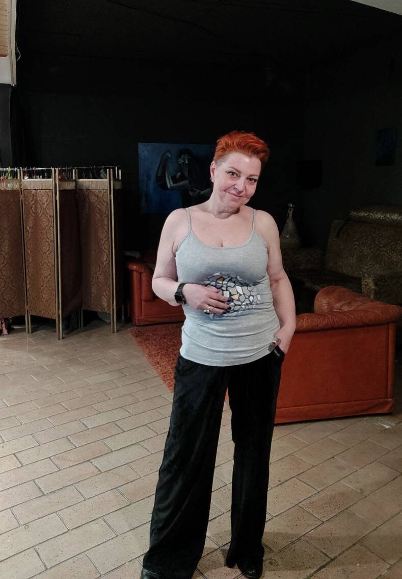 Handbemaltes Damen T-Shirt Einzigartiges Designer-Illustrations-Oberteil von Persikeliz