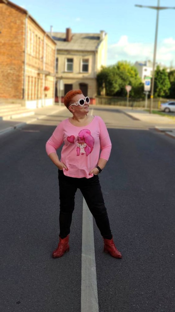 Handbemaltes Eichhörnchen-Shirt Frauen-Pink-Designer-Bluse von Persikeliz