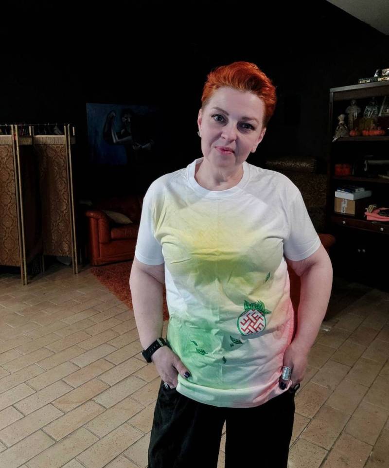 Handbemaltes T-Shirt Einzigartige Tragbare Kunst von Persikeliz