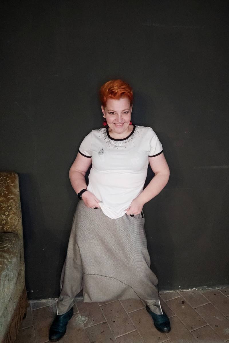 Handbemaltes T-Shirt Sommer Illustration Kunst, Einzigartiges Tragbares Design von Persikeliz