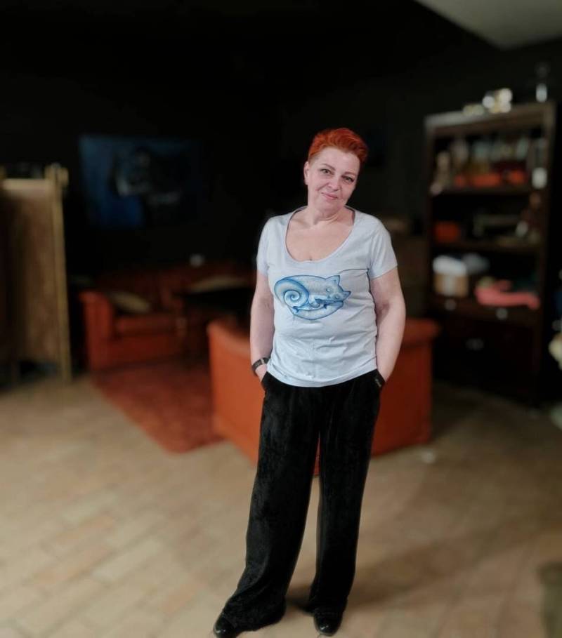 Handgemachtes Katzen-T-Shirt Handgemalte, Tragbare Frauenkunst von Persikeliz