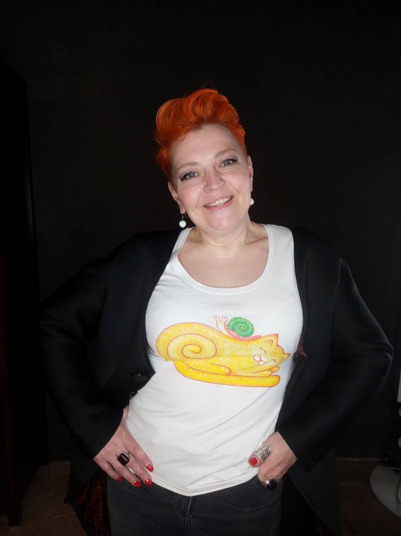 Handgemaltes Katzen-T-Shirt Einzigartige Tragbare Kunst Für Frauen von Persikeliz