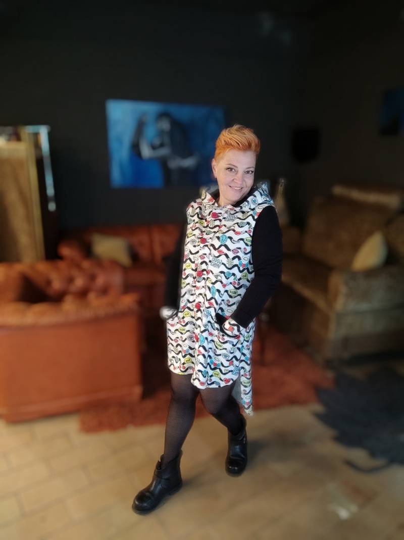 Kapuzen Tunika Sweatshirt-Kleid Mit Roten Knöpfen - Grösse 44 von Persikeliz