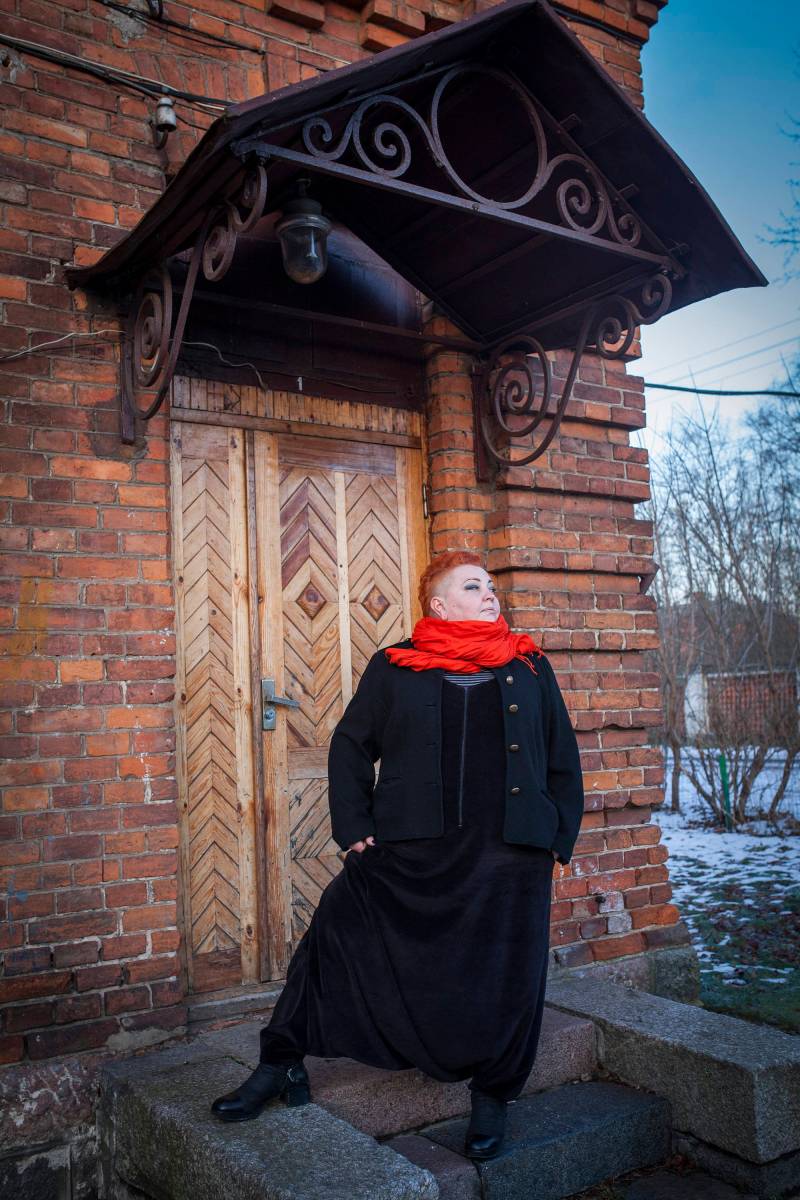 Plus Size Schwarzer Samt Harem Jumpsuit Eleganter Overall Mit Tiefem Schritt von Persikeliz