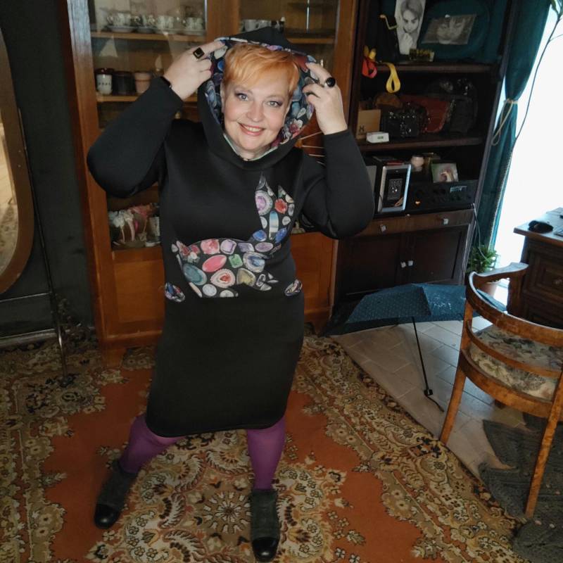 Schwarzes Hoodie-Kleid in Plus Size Neopren Midikleid Mit Hase von Persikeliz