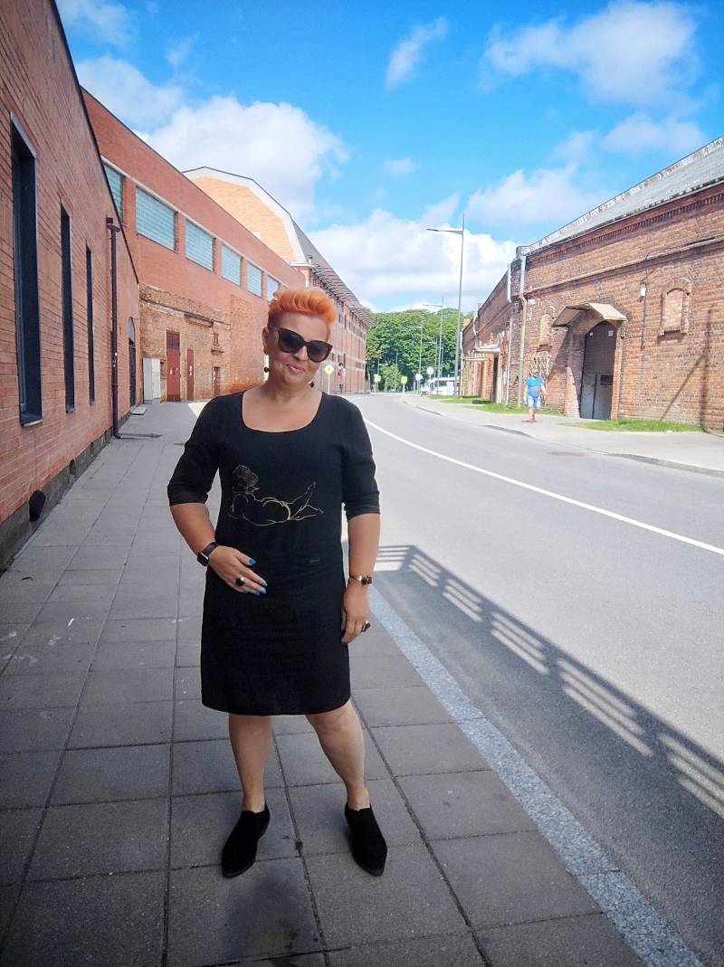 Schwarzes Leinenkleid Handgezeichnete Illustration Im Boho-stil von Persikeliz