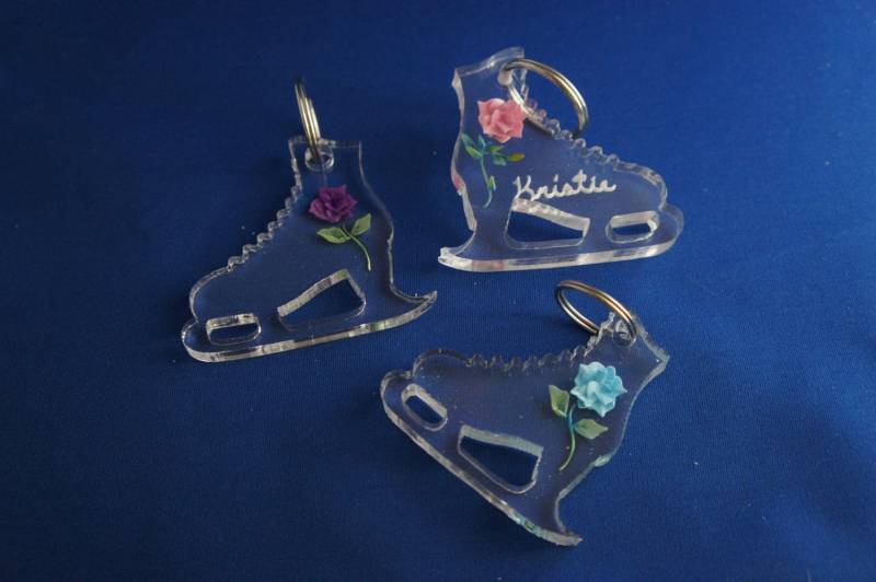Personalisierter Schlittschuhtaschenanhänger Oder Schlüsselanhänger, Die Rose Ist 3 D in Dickem Acryl Geätzt Mit Gravierten Worten Ihrer Wahl Personalisierter Schlittschuhtaschenanhänger Oder Schlüsselanhänger, Die Rose Ist 3 D in Dickem Acryl Geätzt Mit Gravierten Worten Ihrer Wahl von PersonalEtchings