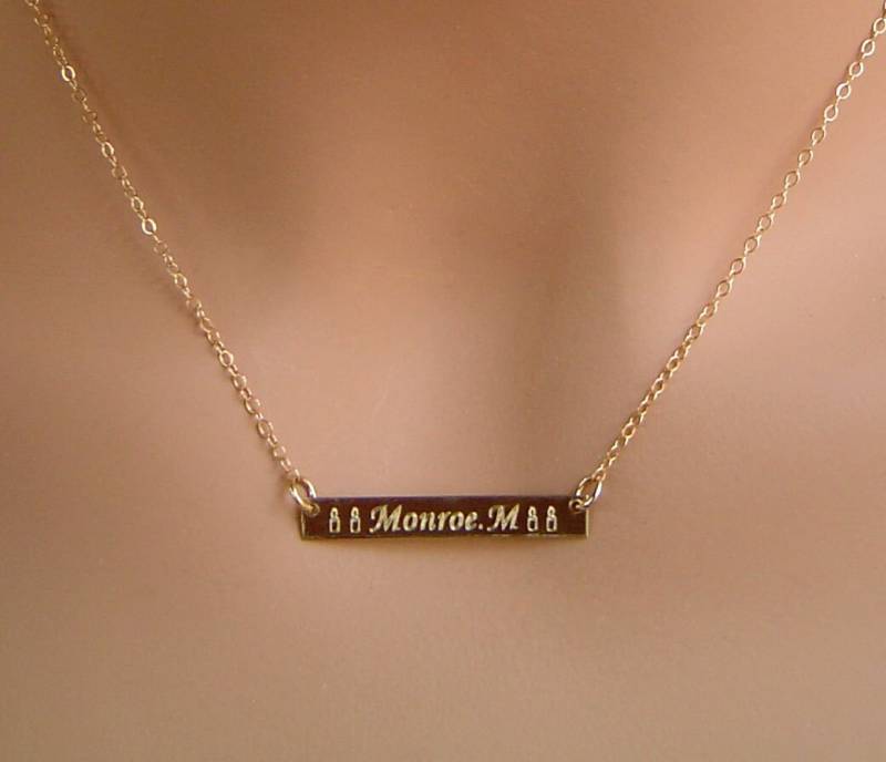 Gedenkkerzen Gold Bar Halskette, Personalisierter Name Bar Erinnerung Gravur Halskette von PersonalandDesign