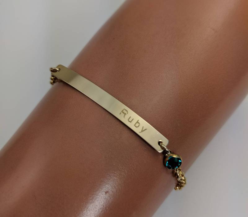 Gold Bar Armband, Mutter Armband Benutzerdefinierte Namen Kinder Personalisieren Initiale Namensschild Monogramm Muttertag von PersonalandDesign